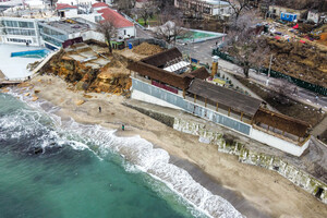 Из-за незаконного строительства: на одесском пляже обрушилась скала фото
