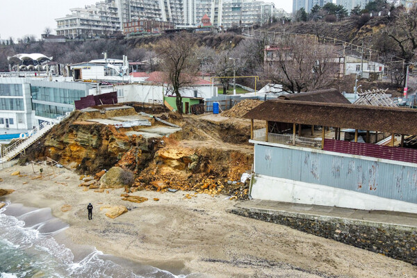 Из-за незаконного строительства: на одесском пляже обрушилась скала фото 6