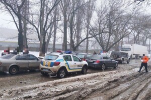 С кем не бывает: в Одессе столкнулись сразу шесть автомобилей фото