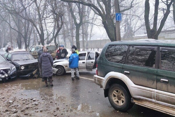 С кем не бывает: в Одессе столкнулись сразу шесть автомобилей фото 1