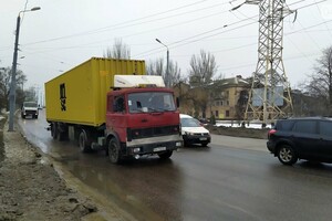 Правила не для всех: по аварийному мосту в Одессе ездят грузовики фото