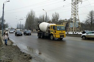 Правила не для всех: по аварийному мосту в Одессе ездят грузовики фото 1