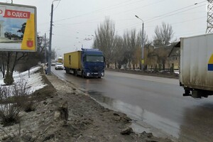 Правила не для всех: по аварийному мосту в Одессе ездят грузовики фото 2