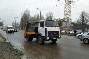 Правила не для всех: по аварийному мосту в Одессе ездят грузовики фото 3