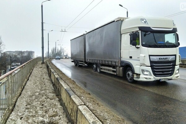Правила не для всех: по аварийному мосту в Одессе ездят грузовики фото 4
