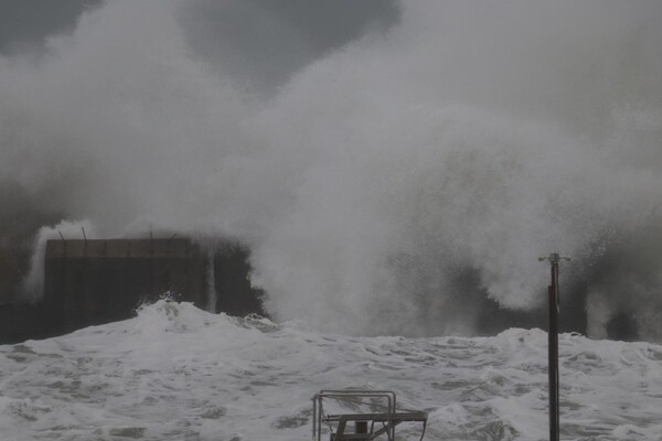Полюбуйся стихией: на побережье Одессы обрушился сильный шторм  фото