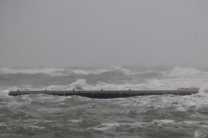 Полюбуйся стихией: на побережье Одессы обрушился сильный шторм  фото 3
