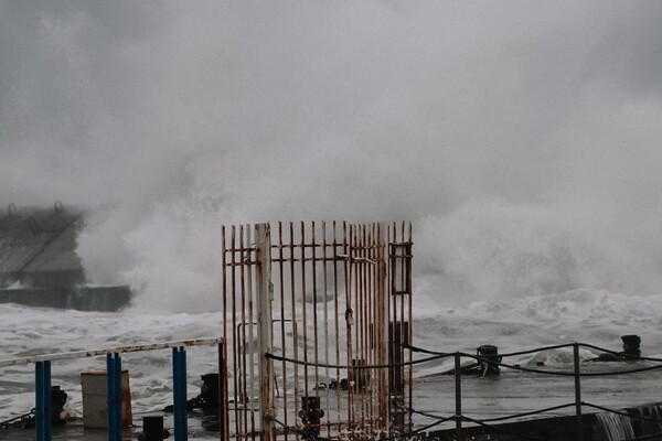 Полюбуйся стихией: на побережье Одессы обрушился сильный шторм  фото 5