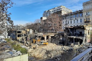 Восстановлению не подлежит: на Деволановском спуске разбирают руины завода фото