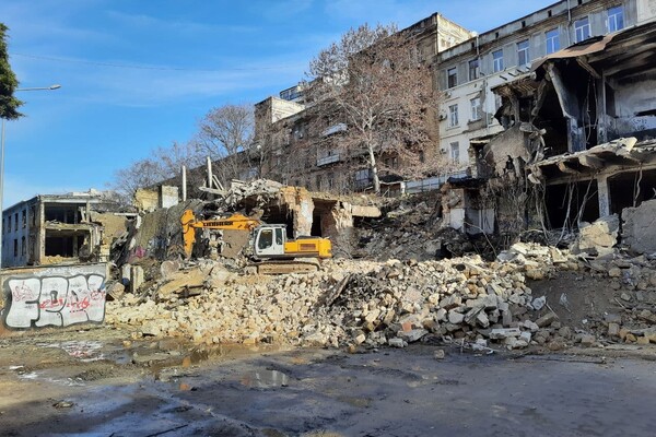 Восстановлению не подлежит: на Деволановском спуске разбирают руины завода фото 3