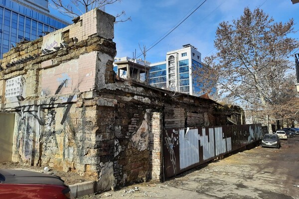 Восстановлению не подлежит: на Деволановском спуске разбирают руины завода фото 6