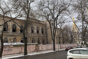 Еще одна потеря: в центре Одессы рухнула стена старинного завода(обновлено) фото