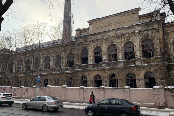 Еще одна потеря: в центре Одессы рухнула стена старинного завода(обновлено) фото 1