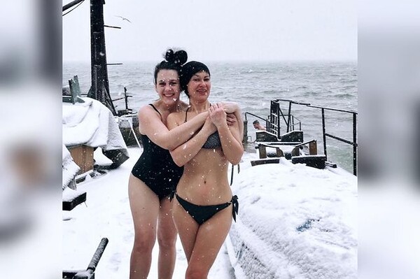 Зима не напугала: одесситы продолжают купаться в Черном море фото