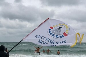 Зима не напугала: одесситы продолжают купаться в Черном море фото 1