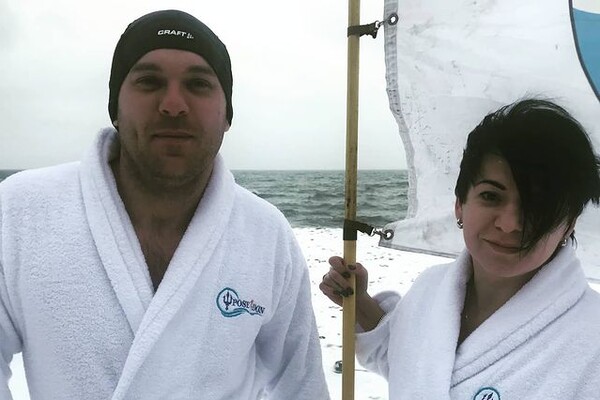 Зима не напугала: одесситы продолжают купаться в Черном море фото 2
