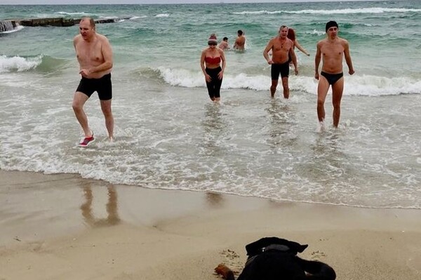 Зима не напугала: одесситы продолжают купаться в Черном море фото 4