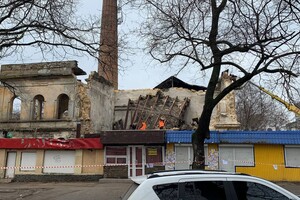 В центре Одессы разбирают разрушенный завод: кому он принадлежит фото