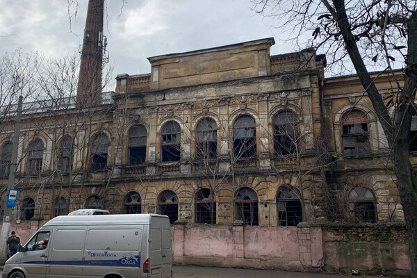 В центре Одессы разбирают разрушенный завод: кому он принадлежит фото 4