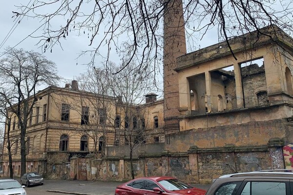 В центре Одессы разбирают разрушенный завод: кому он принадлежит фото 11