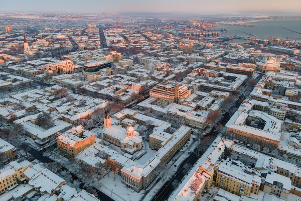 Удивительное зрелище: как выглядит зимний рассвет в Одессе с высоты фото 1