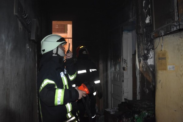 Вспыхнула щитовая: на пожаре в Одессе спасли 17-летнюю девушку фото 1