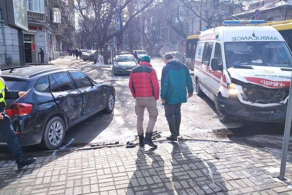 В центре Одессы &quot;скорая&quot; попала в ДТП: она везла женщину с младенцем фото 1