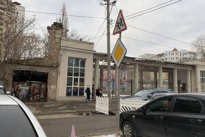 Меняй маршрут: в центре Одессы из-за коммунальной аварии перекрыли улицу фото