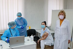 Борьба с коронавирусом: одесским медикам начали делать прививки  фото 1
