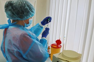 Борьба с коронавирусом: одесским медикам начали делать прививки  фото 2