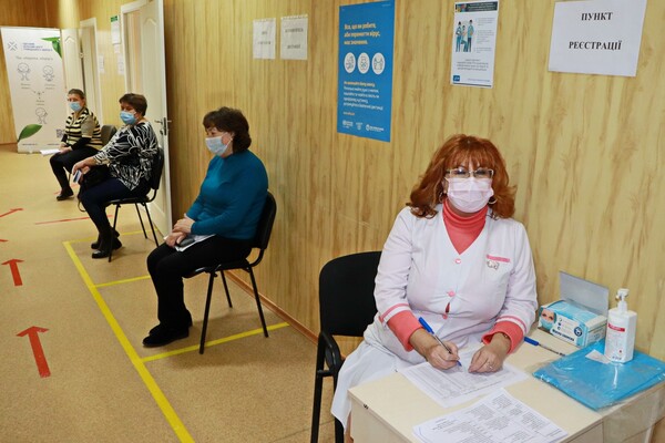 Борьба с коронавирусом: одесским медикам начали делать прививки  фото 4