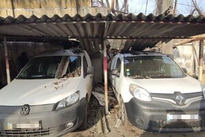 На одесской парковке рухнул каменный забор: пострадали пять автомобилей фото 3