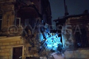 Не успели спасти: в центре Одессы обрушился памятник архитектуры фото 1