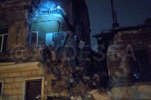 Не успели спасти: в центре Одессы обрушился памятник архитектуры фото 3
