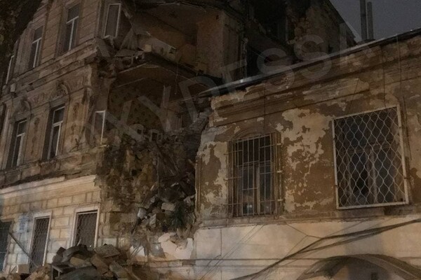Не успели спасти: в центре Одессы обрушился памятник архитектуры фото 2