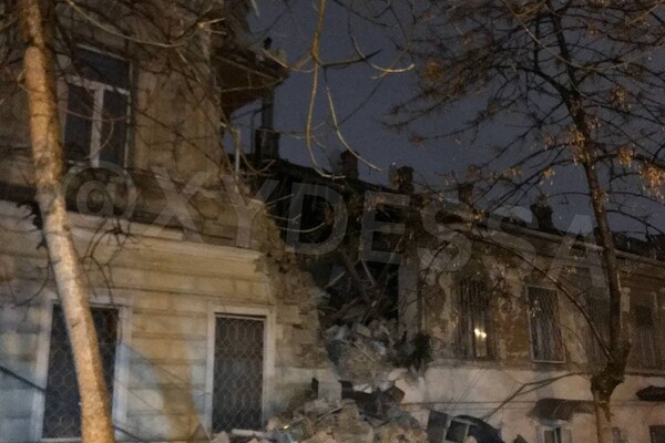 Не успели спасти: в центре Одессы обрушился памятник архитектуры фото