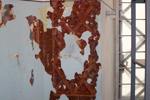 Под слоем штукатурки: в здании Бродской синагоги нашли столетние росписи фото 2