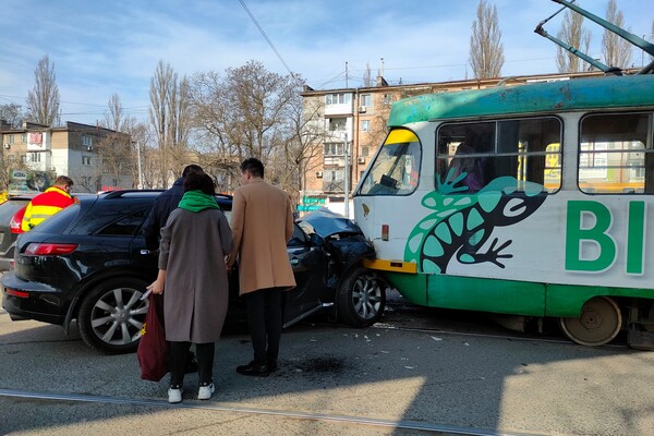 В Одессе трамвай протаранил авто: есть пострадавшие фото