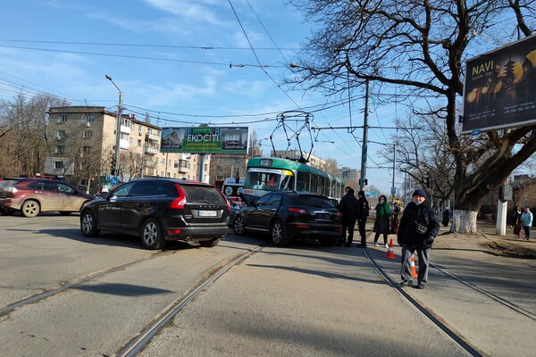 В Одессе трамвай протаранил авто: есть пострадавшие фото 4