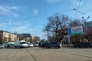 В Одессе трамвай протаранил авто: есть пострадавшие фото 5