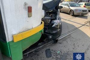 В Одессе трамвай протаранил авто: есть пострадавшие фото 3