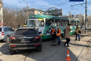 В Одессе трамвай протаранил авто: есть пострадавшие фото 2