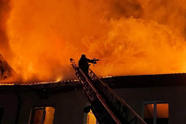 Больше 600 квадратных метров: под Одессой загорелось здание СТО и отеля фото