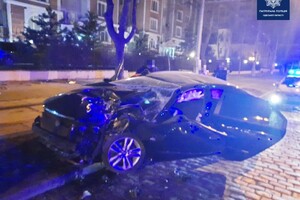 Вылетел на тротуар: в Одессе произошло ДТП с тремя пострадавшими фото 1