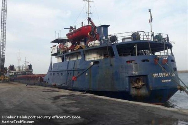 В Черном море затонуло судно: на его борту находились 13 украинцев фото