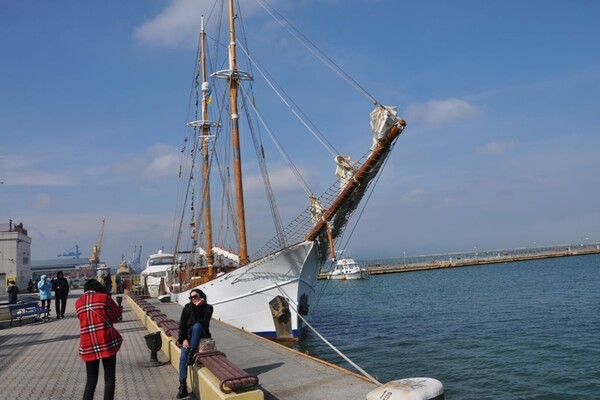 Успей сделать фото: в Одесский порт зашла 105-летняя яхта фото