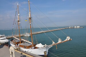 Успей сделать фото: в Одесский порт зашла 105-летняя яхта фото 1