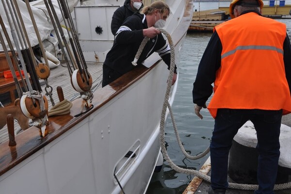 Успей сделать фото: в Одесский порт зашла 105-летняя яхта фото 4