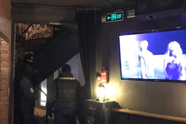 Вспомнили о карантине: в Одессе копы проверили ночные клубы фото