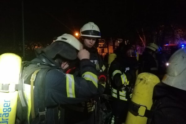 Жаркая ночь: в Одессе тушили четыре пожара фото 1